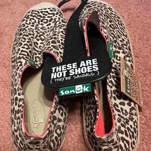 NWT SANUK SHOES/SANDALS LEOPARD SZ 8